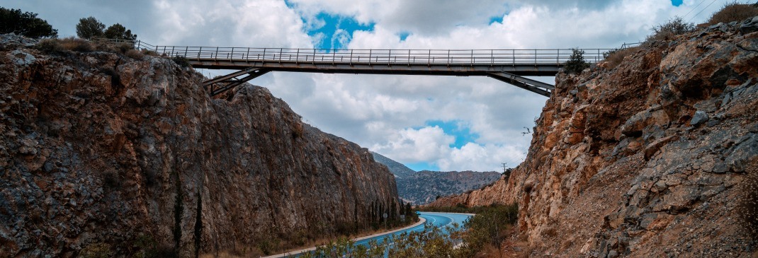 Straße und Brücke auf Kreta